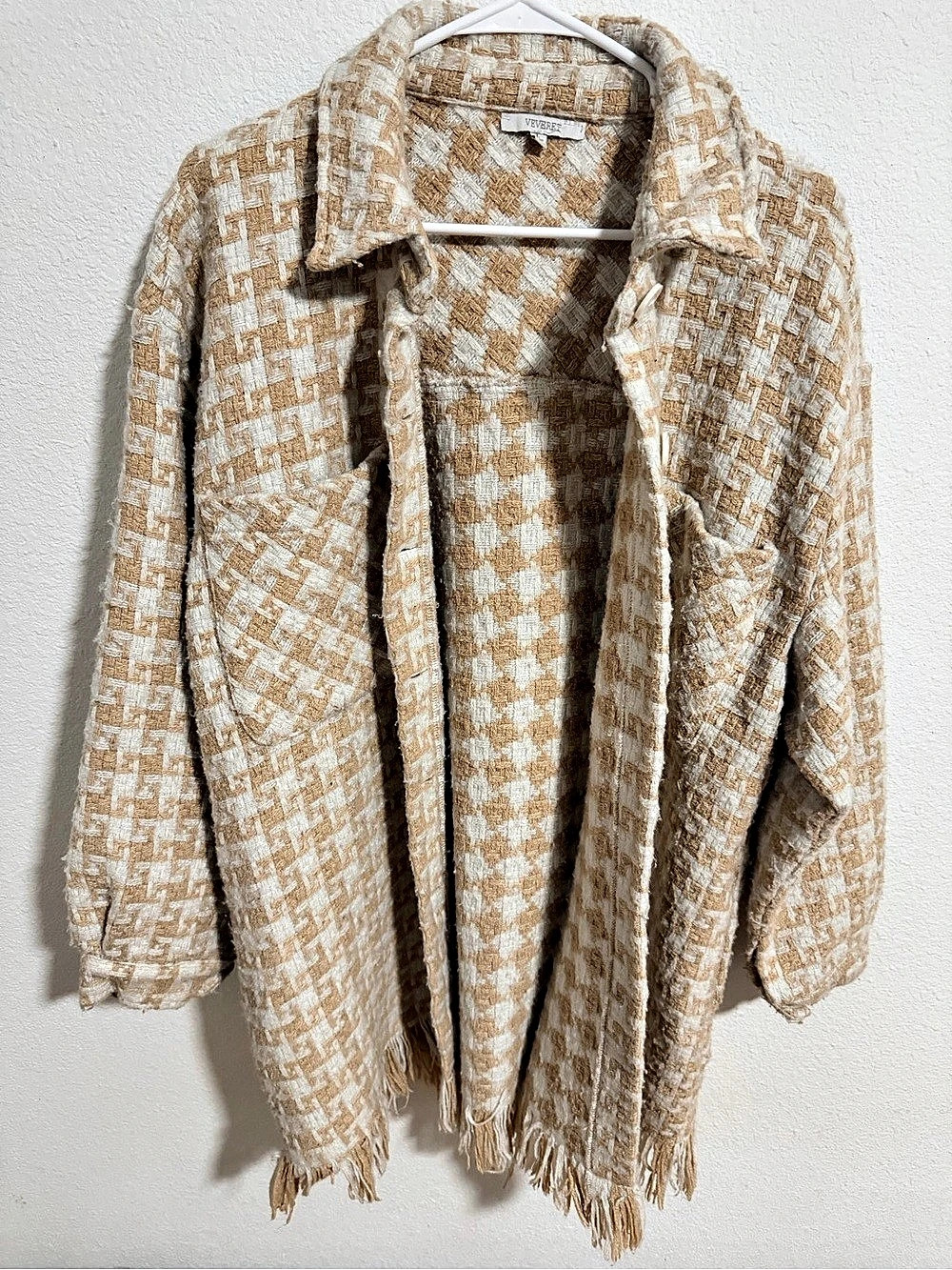 VEVERET Textured Geometric Fringe Jacket in Cream & Brown